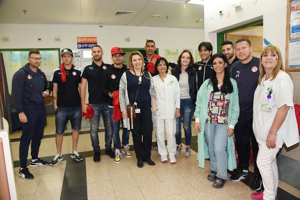 שחקני הפועל באר שבע באו לעשות שמח לילדים בסורוקה (צילום: רחל דוד, סורוקה)